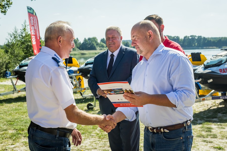 Przekazanie sprzętu ratownikom wodnym, fot. Tomasz Czachorowski/eventphoto.com.pl dla UMWKP