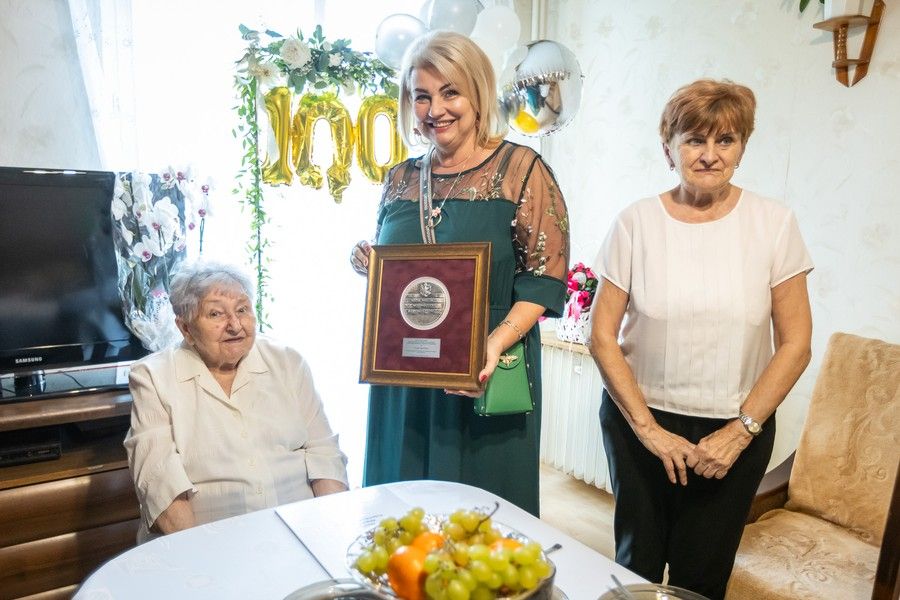 Wręczenie medalu Unitas Durat Cecylii Świerskiej, fot. Szymon Zdziebło /tarantoga.pl dla UMWKP
