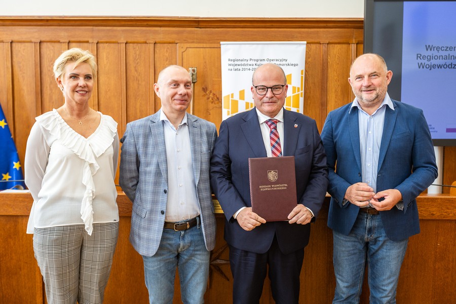 Uroczystość przekazania umów o dofinansowanie projektów RPO, fot. Szymon Zdzieblo/tarantoga.pl dla UMWKP