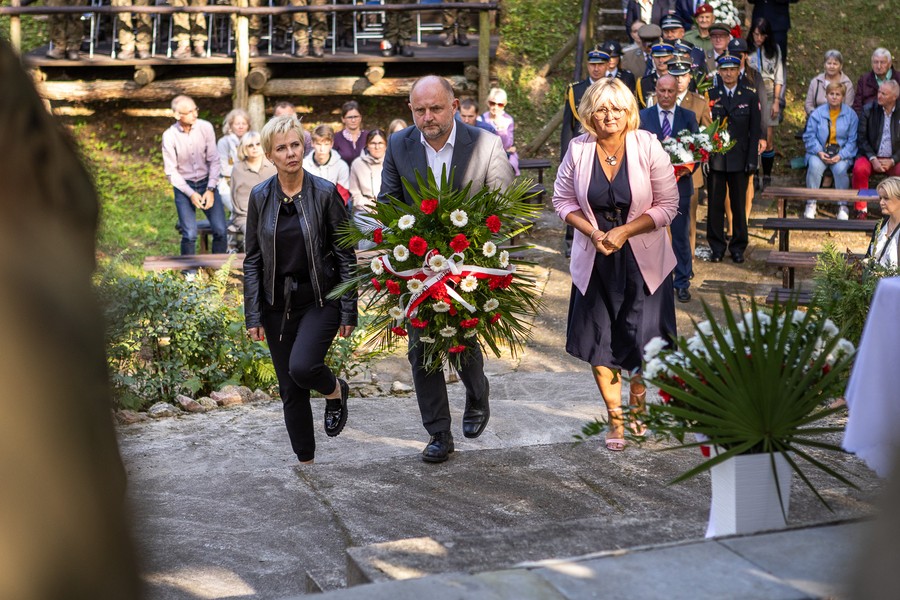 Uroczystości w raciniewskim lesie, fot. Szymon Zdziebło/tarantoga.pl dla UMWKP