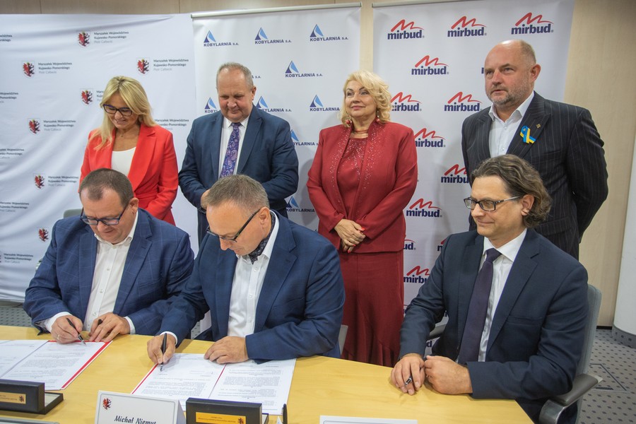 Podpisanie umowy na modernizację DW 268, fot. Mikołaj Kuras dla UMWKP