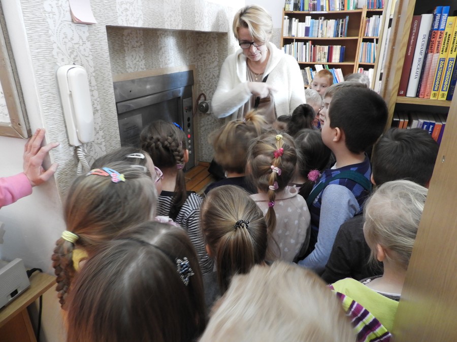 Zwiedzanie biblioteki - Winda w magazynie