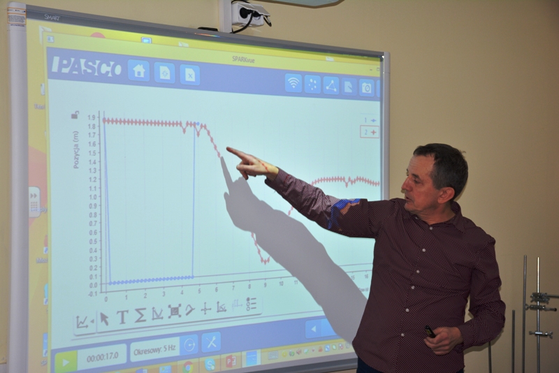 dr Krzysztof Rochowicz prezentuje doświadczenia za pomocą czujników PASCO