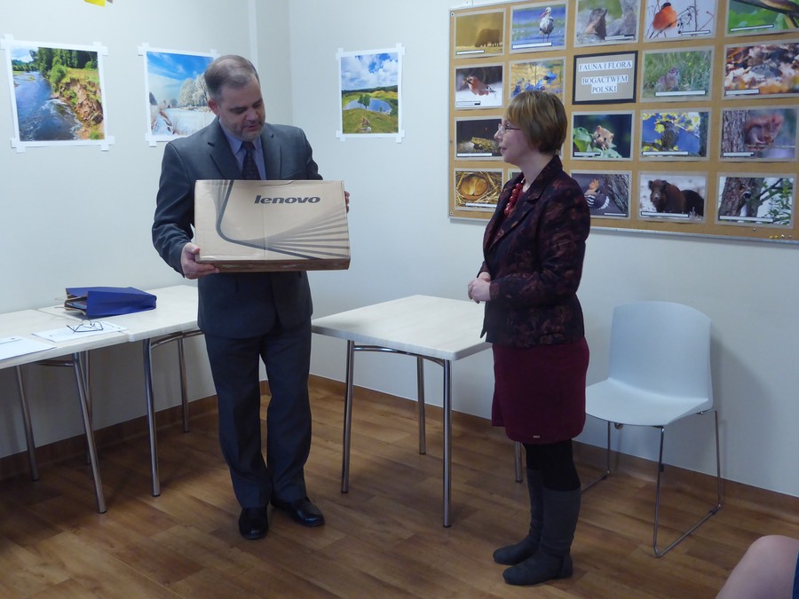 Wręczenie nagrody przez Pana Andrzeja Gralaka opiekunowi konkursu