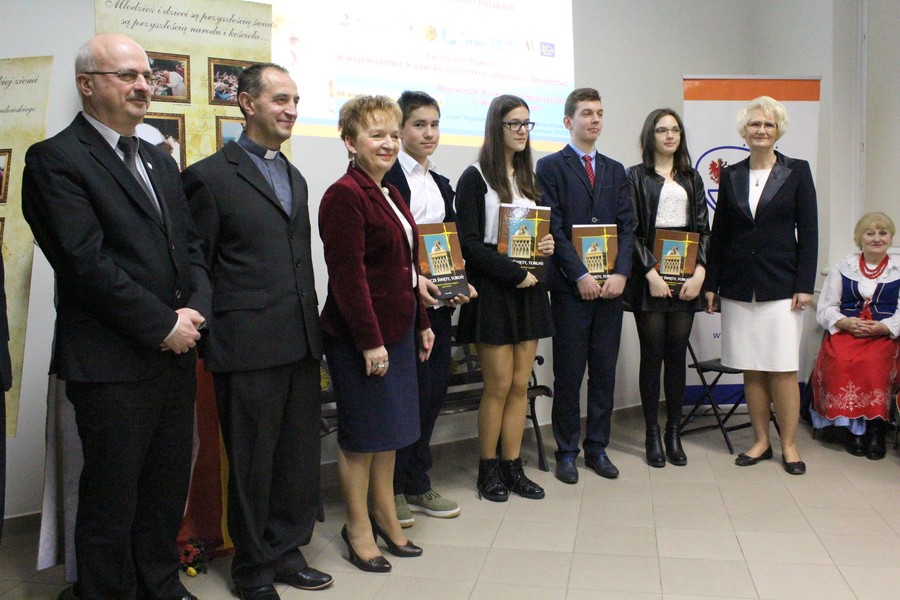 Laureaci III miejsca wraz z organizatorami i fundatorami nagród