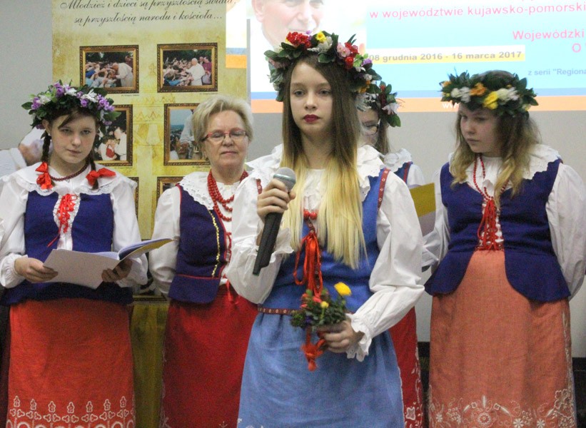 Montaż słowno-muzyczny w wykonaniu uczniów Gimnazjum nr 14 we Włocławku