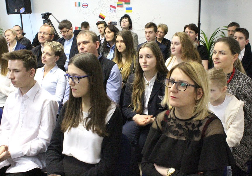 Uczestnicy uroczystego podsumowania etapu rejonowego Wojewódzkiego Konkursu o Wielkich Polakach