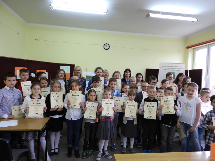 Uczestnicy z dyplomami