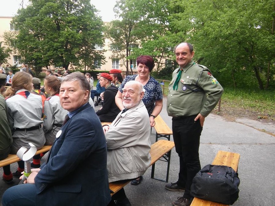 goście przy ognisku