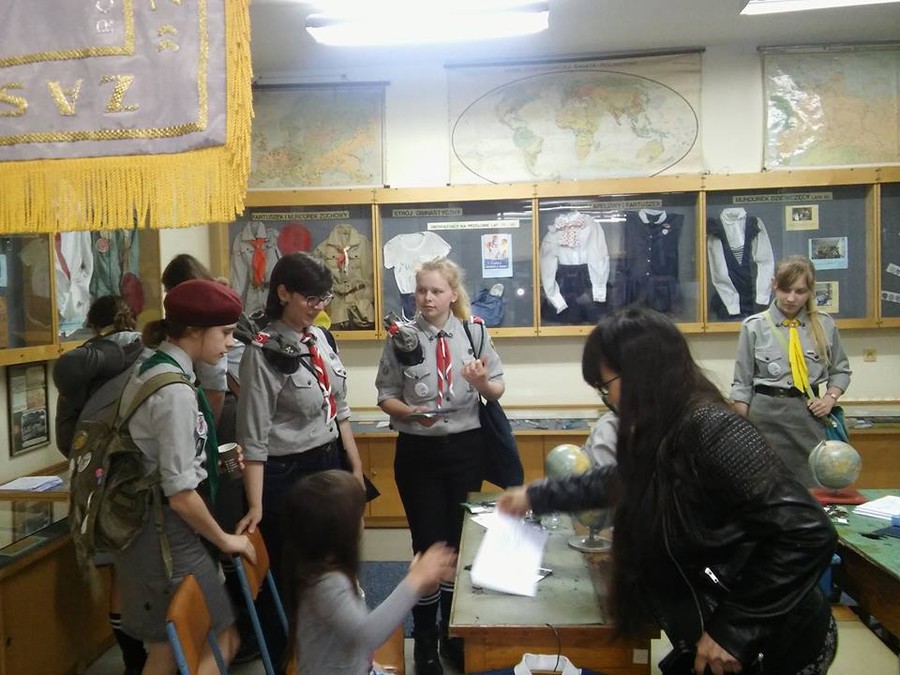 harcerze na sali PRL