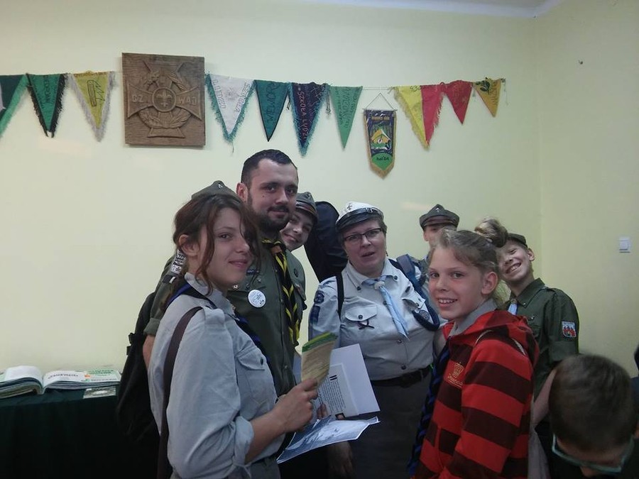 harcerze na wystawie