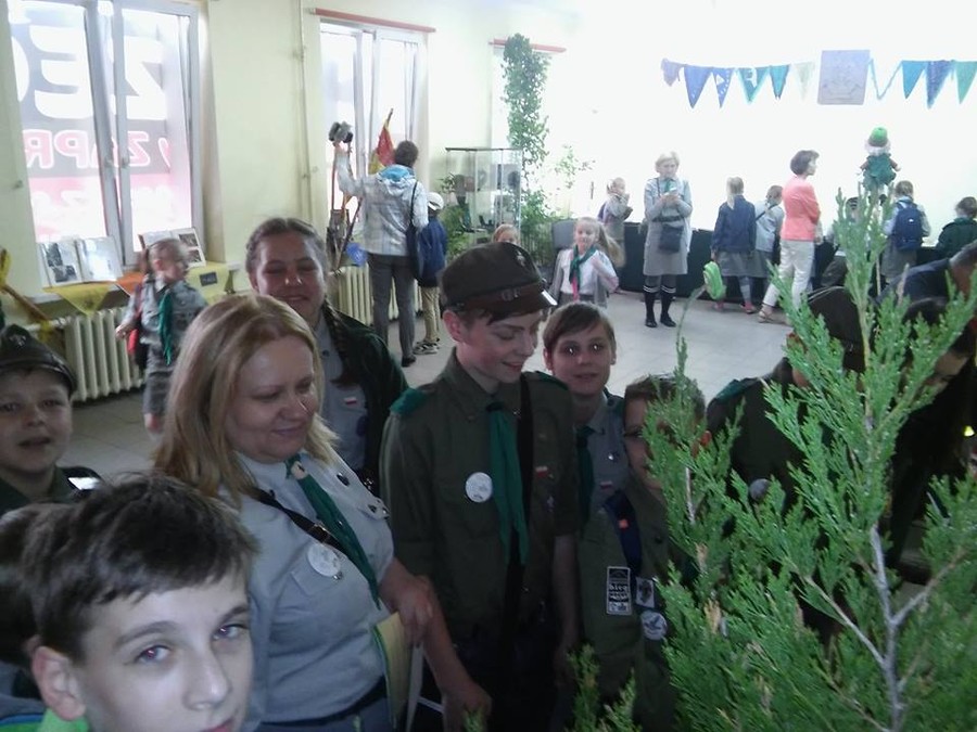 harcerze oglądają wystawę