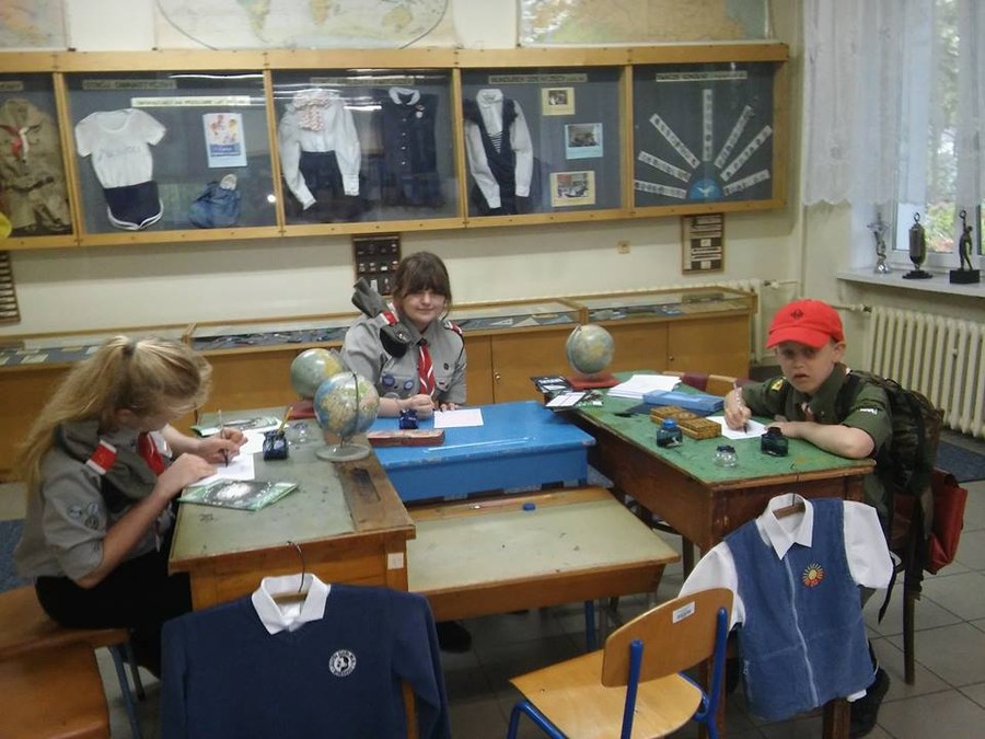 harcerze piszą piórem ze stalówką