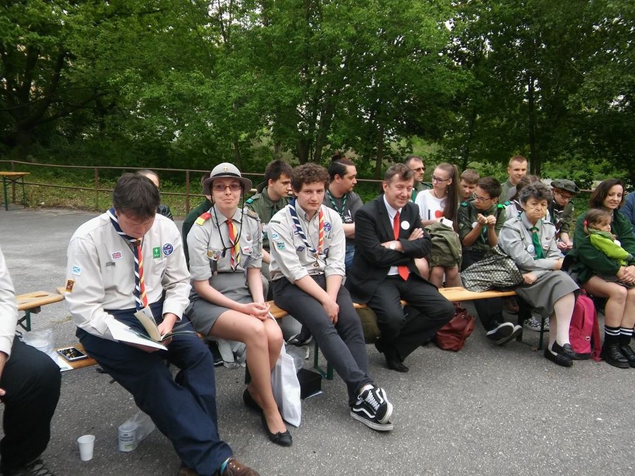 Jan Szopiński na tle harcerzy podczas ogniska