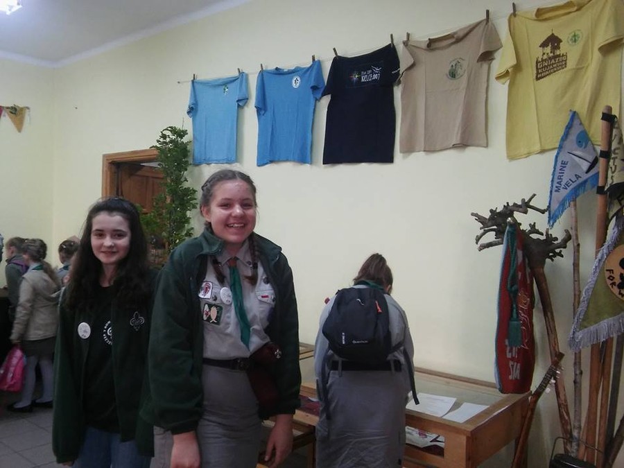 uśmiechnięte harcerki