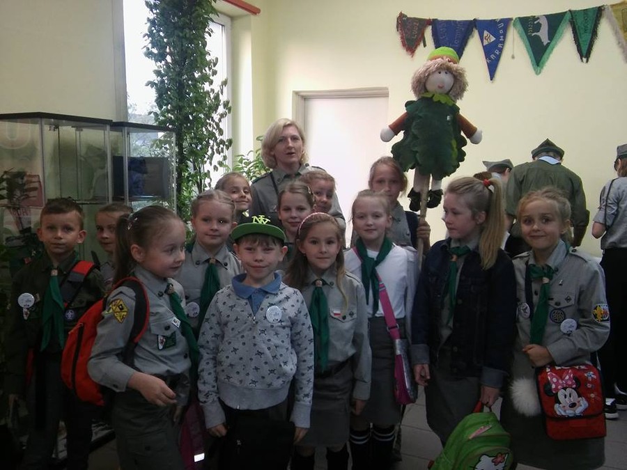 zuchy zwiedzający wystawę