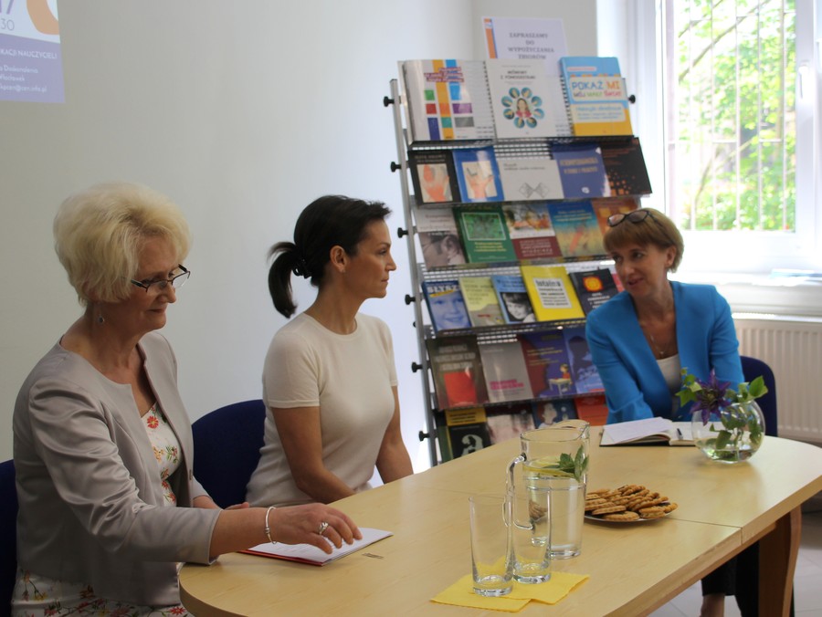 Moderator spotkania D.Łancucka oraz Dyrektor KPCEN we Włocławku G.Troszyńska podczas spotkania z Olgą Bończyk