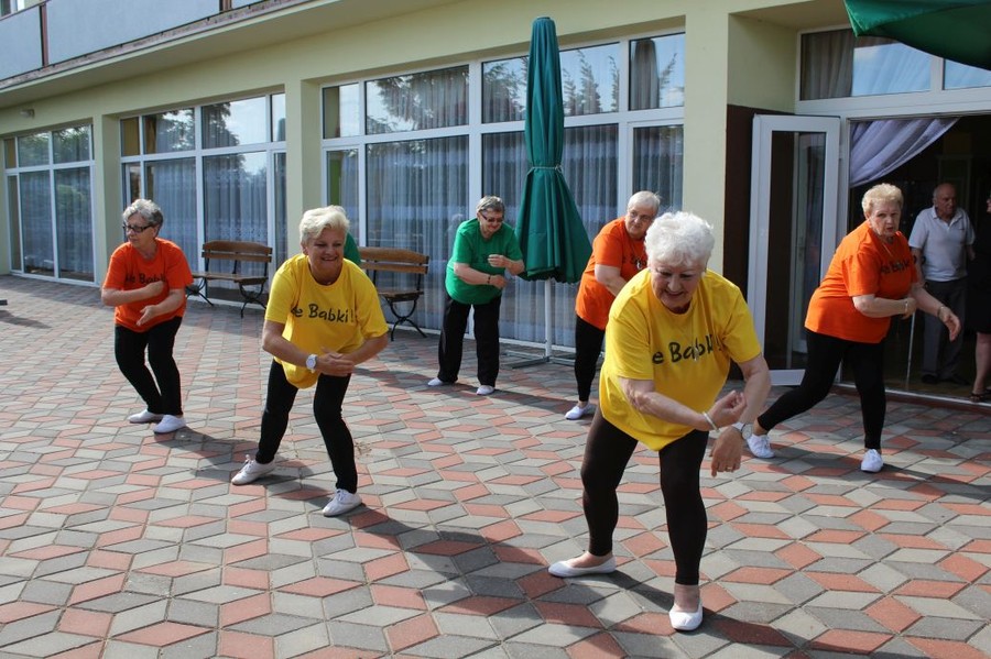 Integracyjna zumba w wykonaniu seniorek z zespołu Ale Babki z Ośrodka Dziennego Pobytu we Włocławku