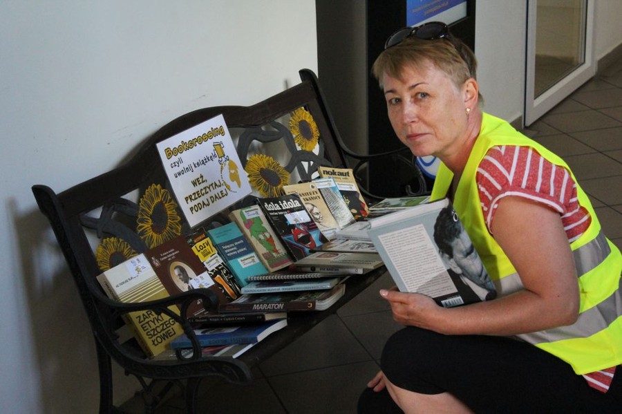 Uczestniczka rajdu Odjazdowy Bibliotekarz podczas wymiany książek