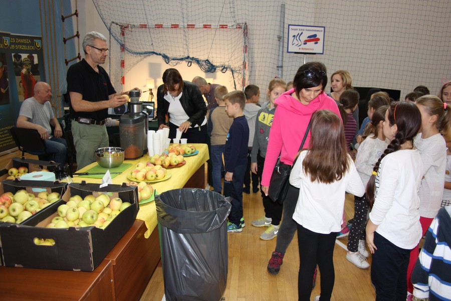 Stoisko z naturalnymi swiezymi sokami owocowymi