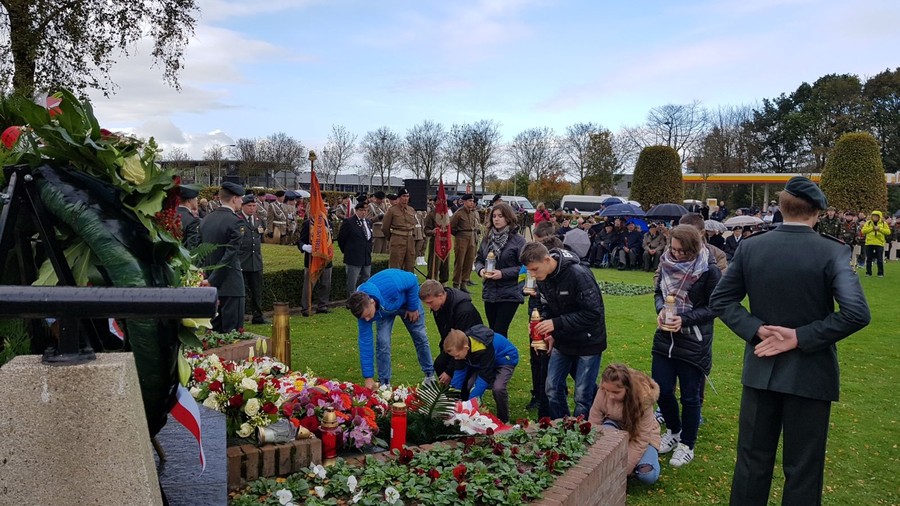 Breda - pod pomnikiem Za naszą i waszą wolność