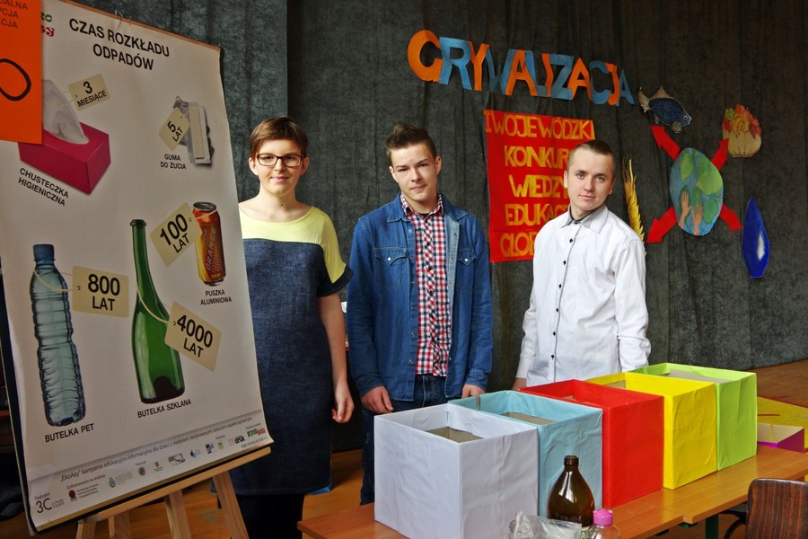 Uczestnicy konkurs segregują odpady do odpowiednich pojemników