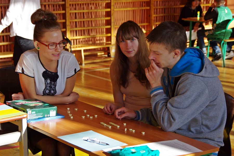 Uczniowie układają hasło nawiązujące do pokoju na świecie