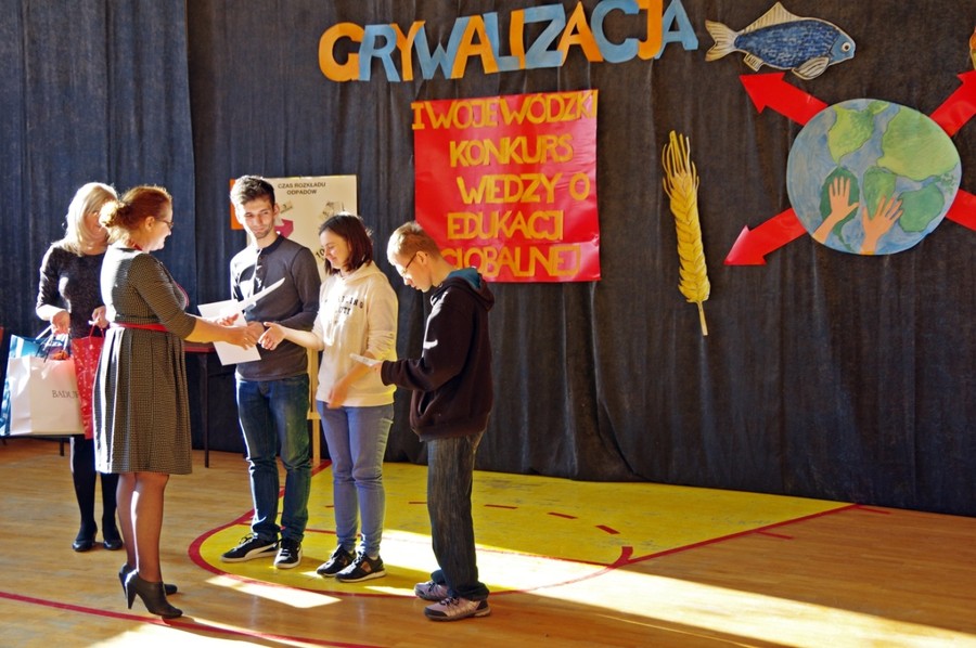 Dyrektor KP SOSW Pani Maria Kluz wręcza nagrody i dyplomy zwycięzcom GRYWALIZACJI