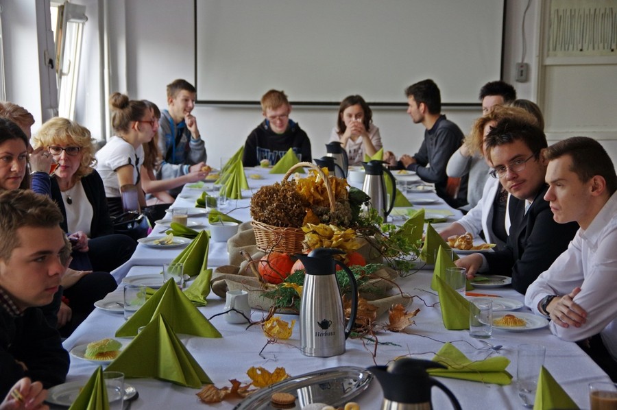 Uczestnicy konkursu zostali zaproszeni na słodki poczęstunek