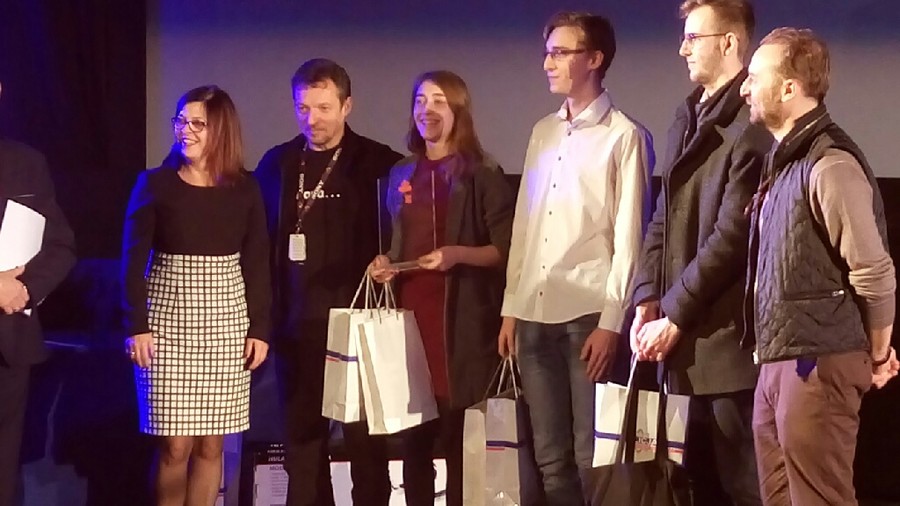 Wręczenie nagrody przez dyr. Mariole Cyganek