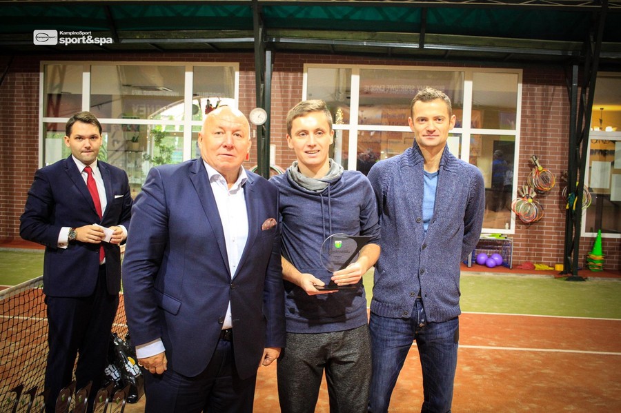 Od lewej: prowadzący turniej sędzia międzynarodowy Ariel Lisowski, gospodarz turnieju Wójt Gminy Teresin Marek Olechowski, Paweł Szmalc, Mariusz Frystenberg