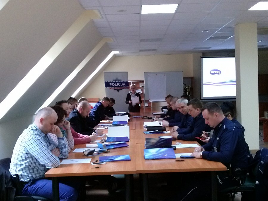 M. Jankowska-Polus prowadzi zajęcia w czasie szkolenia Rola funkcjonariuszy Policji w przeciwdziałaniu przemocy w rodzinie w środowisku lokalnym, Golub-Dobrzyń, 10.03.2016 r., fot. Biuro Wsparcia Rodziny i Przeciwdziałania Przemocy