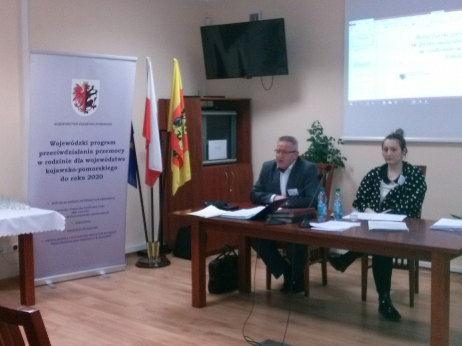 K. Mickiewicz-Stopa i S. Chodkowski prowadzący szkolenie Rola funkcjonariuszy Policji w przeciwdziałaniu przemocy w rodzinie w środowisku lokalnym, fot. Biuro Wsparcia Rodziny i Przeciwdziałania Przemocy