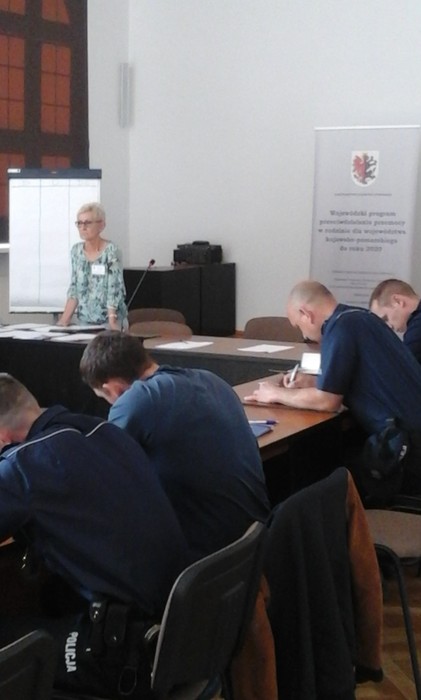 M. Jankowska-Polus prowadzi zajęcia w czasie szkolenia Rola funkcjonariuszy Policji w przeciwdziałaniu przemocy w rodzinie w środowisku lokalnym, Wąbrzeźno, 5.06.2017 r., fot. Biuro Wsparcia Rodziny i Przeciwdziałania Przemocy
