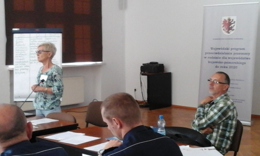 M. Jankowska-Polus i Marek Kolinski prowadzą zajęcia w czasie szkolenia Rola funkcjonariuszy Policji w przeciwdziałaniu przemocy w rodzinie w środowisku lokalnym, Wąbrzeźno, 5.06.2017 r., fot. Biuro Wsparcia Rodziny i Przeciwdziałania Przemocy