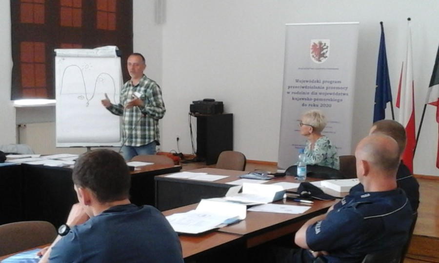 Marek Kolinski prowadzi zajęcia w czasie szkolenia Rola funkcjonariuszy Policji w przeciwdziałaniu przemocy w rodzinie w środowisku lokalnym, Wąbrzeźno, 5.06.2017 r., fot. Biuro Wsparcia Rodziny i Przeciwdziałania Przemocy;