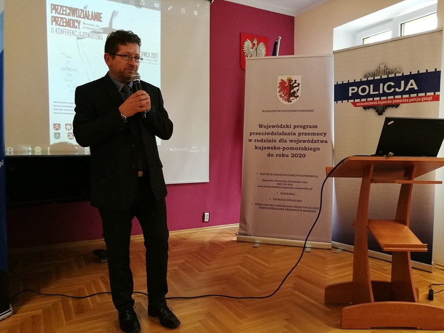 Wystąpienie p. Jacka Habanta – Naczelnika Wydziału Polityki Społecznej w czasie konferencji Przeciwdziałanie przemocy – warsztaty dla profesjonalistów, Włocławek, 6 czerwca 2017, fot. komenda Miejska Policji we Włocławku
