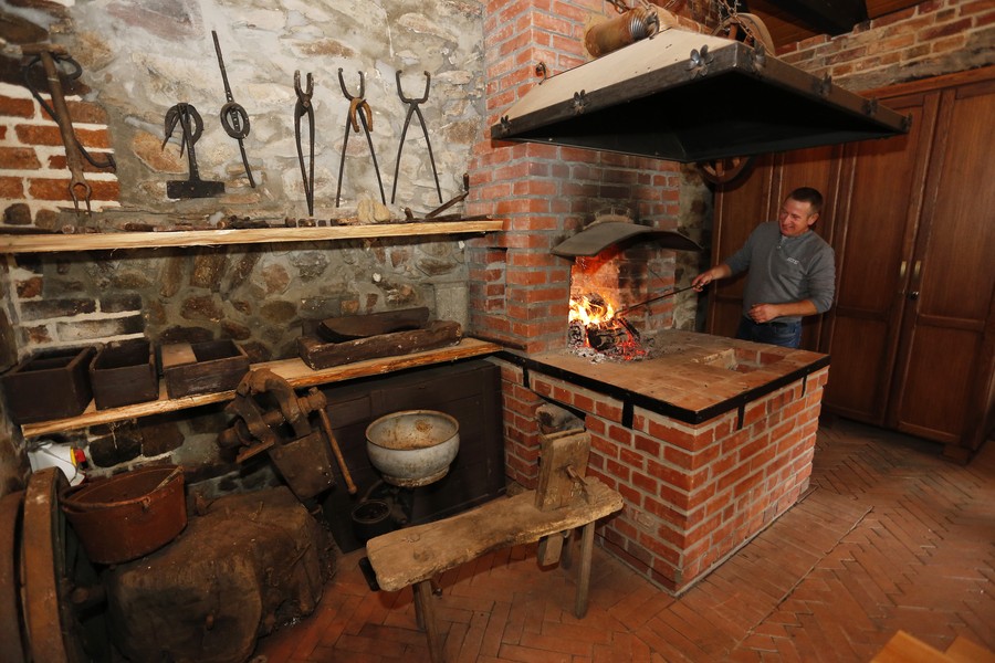 Dzięki inwestycjom z PROW możliwe jest przebudowanie zabytkowych miejsc na instytucje użytkowe, jak np. świetlica wiejska w miejscu starej kuźni w Oborach w powiecie chełmińskim, fot. Mikołaj Kuras