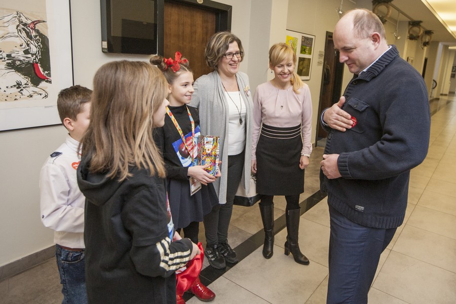 Kwesta w budynkach urzędu przeprowadzona przez uczniów z orkiestrowego sztabu w Szkole Podstawowej nr 1 w Toruniu, fot. Andrzej Goiński