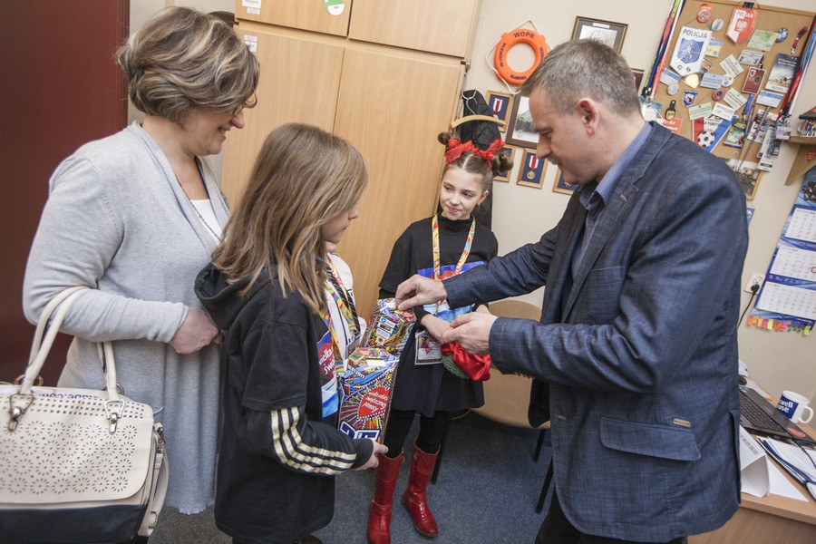 Kwesta w budynkach urzędu przeprowadzona przez uczniów z orkiestrowego sztabu w Szkole Podstawowej nr 1 w Toruniu, fot. Andrzej Goiński