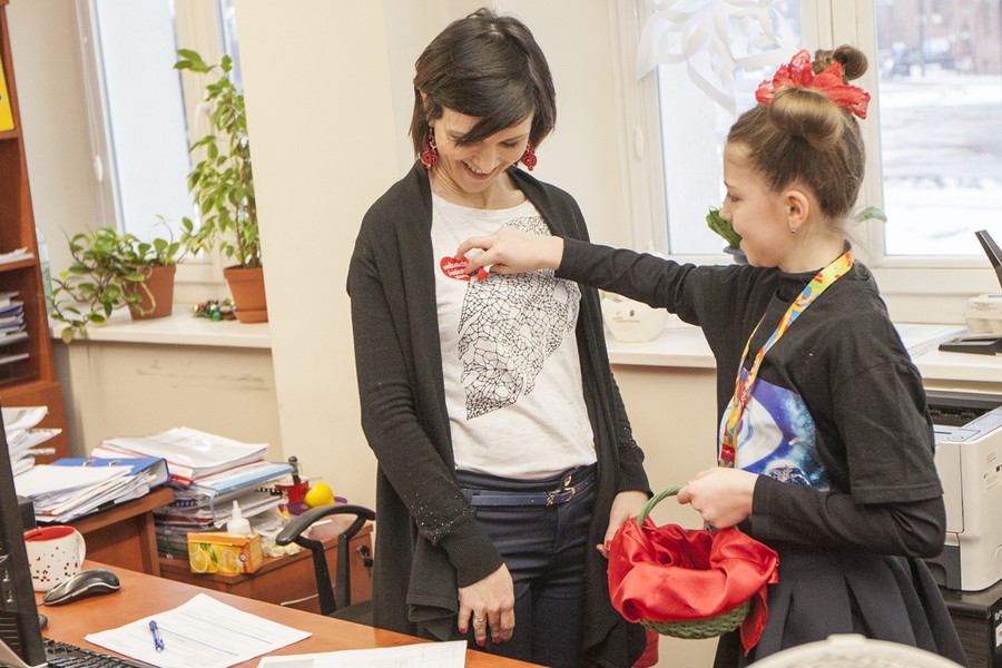 Kwesta w budynkach urzędu przeprowadzona przez uczniów z orkiestrowego sztabu w Szkole Podstawowej nr 1 w Toruniu, fot. Andrzej Goiński