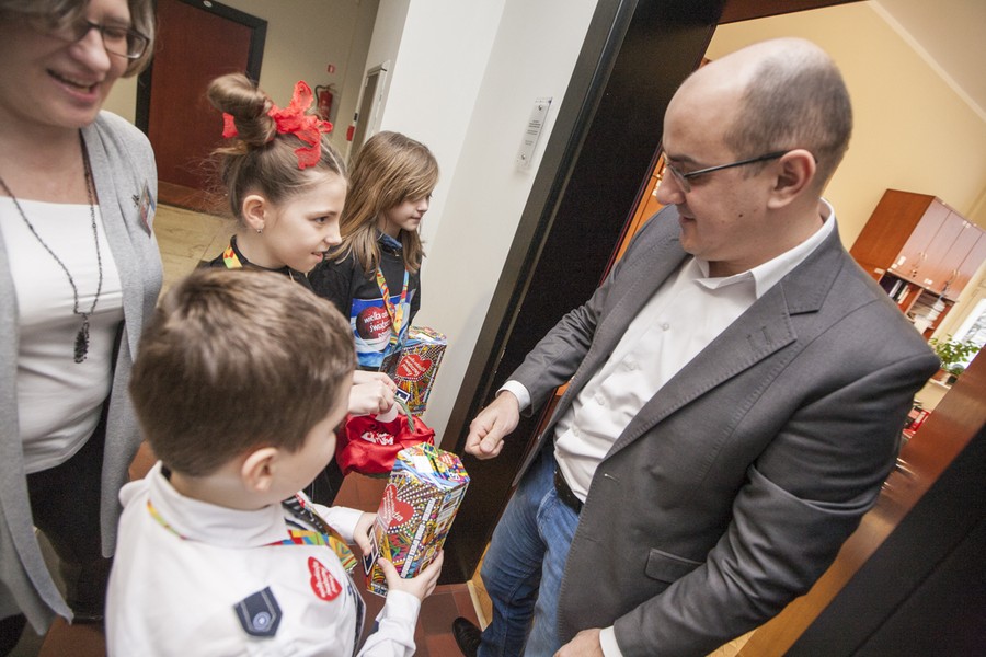 Kwesta w budynkach urzędu przeprowadzona przez uczniów z orkiestrowego sztabu w Szkole Podstawowej nr 1 w Toruniu, fot. Andrzej Goiński
