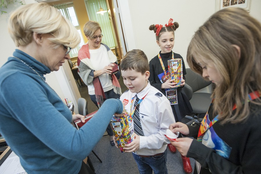 Kwesta w budynkach urzędu przeprowadzona przez uczniów z orkiestrowego sztabu w Szkole Podstawowej nr 1 w Toruniu, fot. Andrzej Goiński