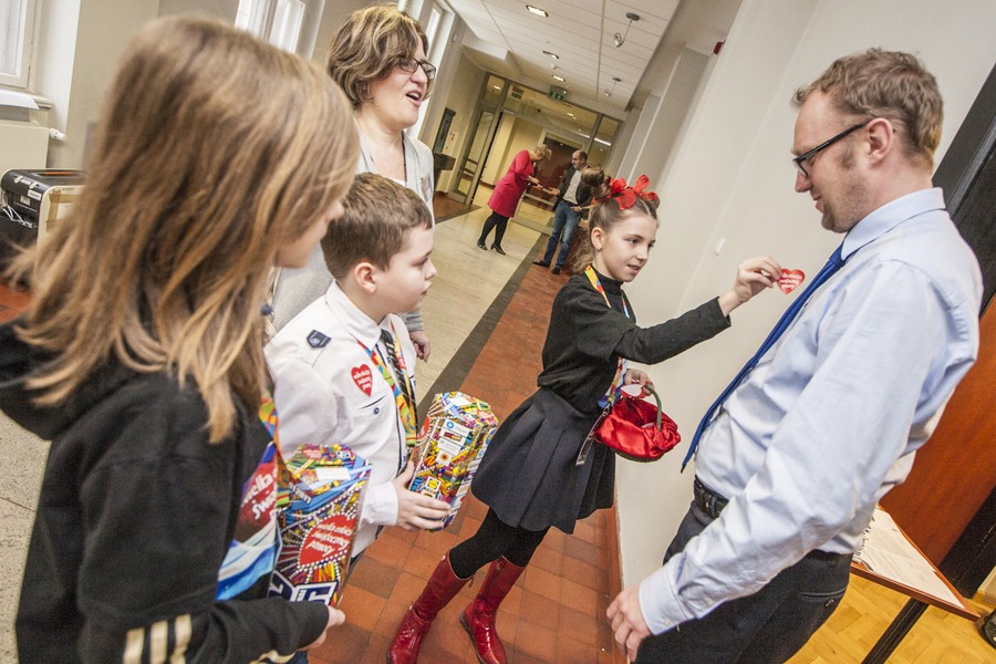 13.01.2017 r., Kwesta w Urzędzie Marszałkowskim przeprowadzona z orkiestrowego sztabu w Szkole Podstawowej nr 1 w Toruniu, fot. Andrzej Goiński