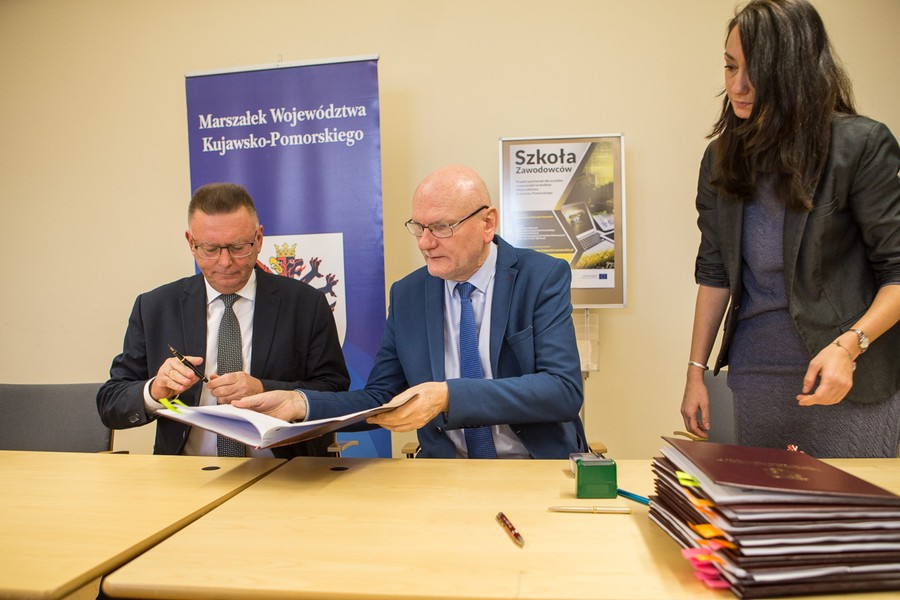 17.01.2017 r., Podpisanie umów partnerskich z jednostkami samorządu terytorialnego na realizację projektu ,,Szkoła zawodowców”, fot. Szymon Zdziebło/tarantoga.pl
