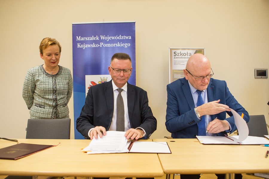 17.01.2017 r., Podpisanie umów partnerskich z jednostkami samorządu terytorialnego na realizację projektu ,,Szkoła zawodowców”, fot. Szymon Zdziebło/tarantoga.pl