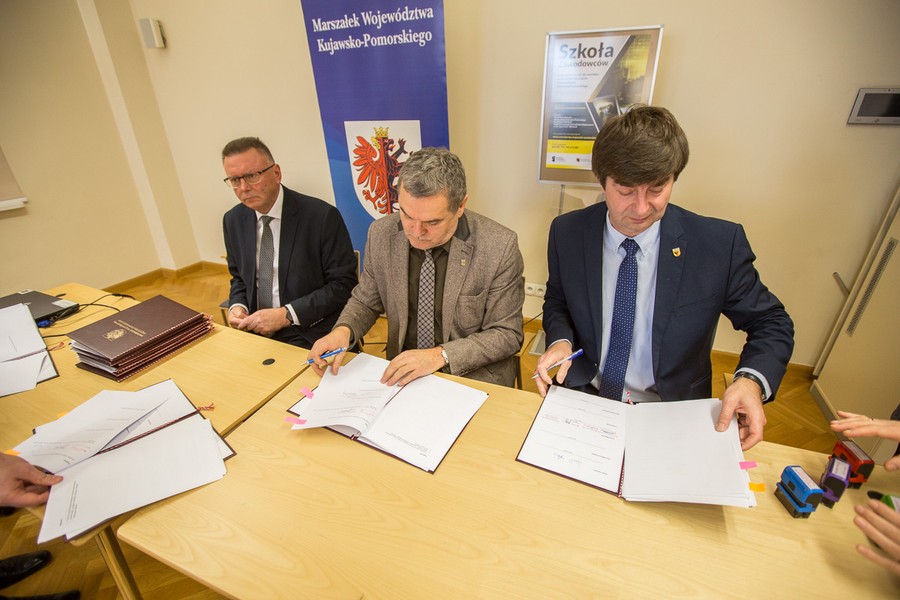 17.01.2017 r., Podpisanie umów partnerskich z jednostkami samorządu terytorialnego na realizację projektu ,,Szkoła zawodowców”, fot. Szymon Zdziebło/tarantoga.pl