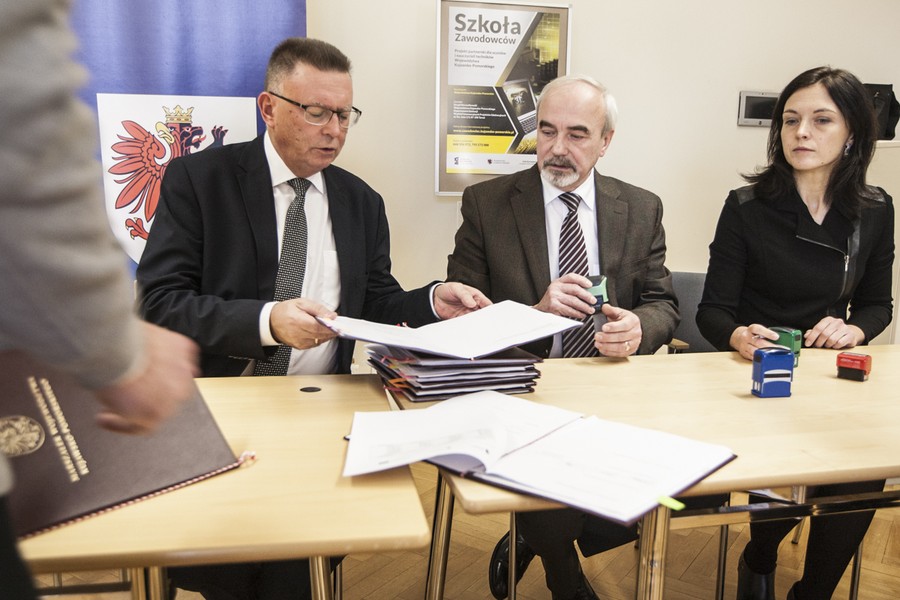 17.01.2017 r., Podpisanie umów partnerskich z jednostkami samorządu terytorialnego na realizację projektu ,,Szkoła zawodowców”, fot. Andrzej Goiński