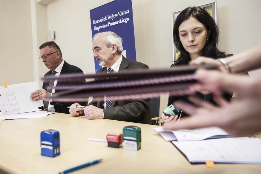 17.01.2017 r., Podpisanie umów partnerskich z jednostkami samorządu terytorialnego na realizację projektu ,,Szkoła zawodowców”, fot. Andrzej Goiński