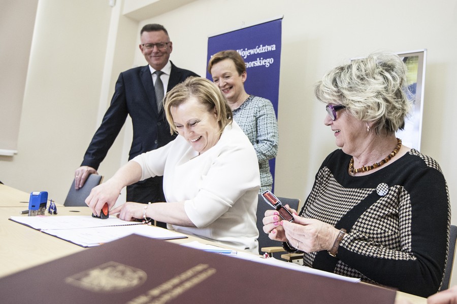 17.01.2017 r., Podpisanie umów partnerskich z jednostkami samorządu terytorialnego na realizację projektu ,,Szkoła zawodowców”, fot. Andrzej Goiński